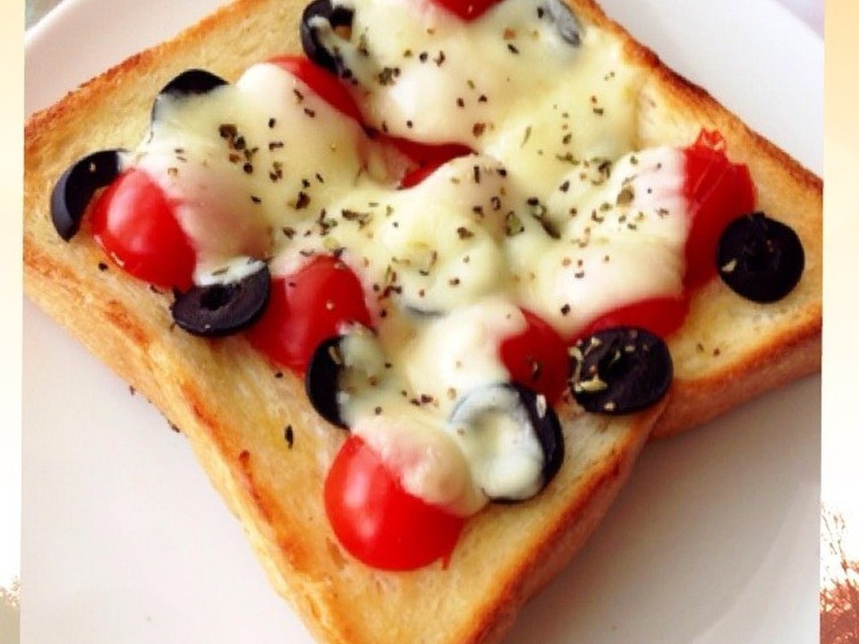 トマトとブラックオリーブのチーズトースト