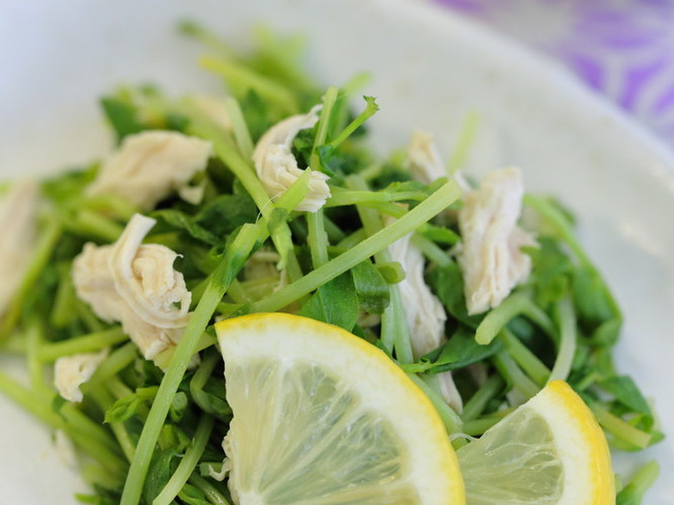 豆苗と鶏ささみのさっぱりレモン蒸し
