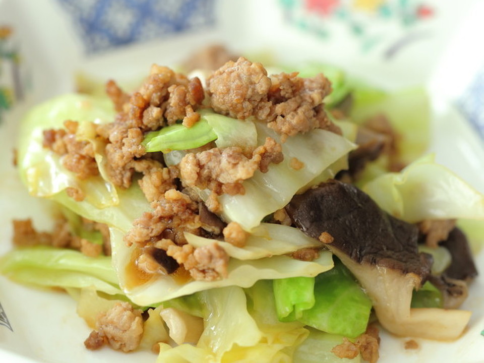 キャベツとひき肉のオイスターソテー