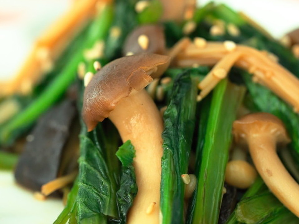 小松菜とキノコのゴマ風味炒め