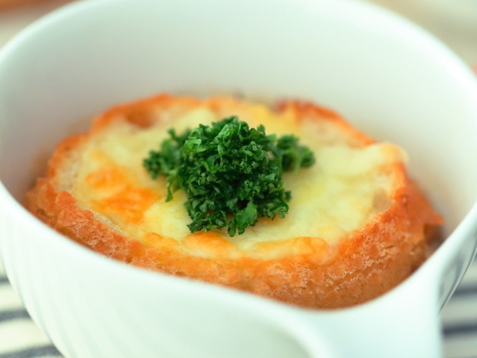 たっぷりきのこ入りオニオングラタンスープ