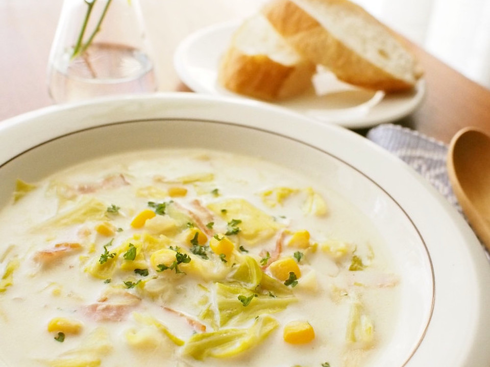 たっぷりキャベツとコーンの豆乳スープ