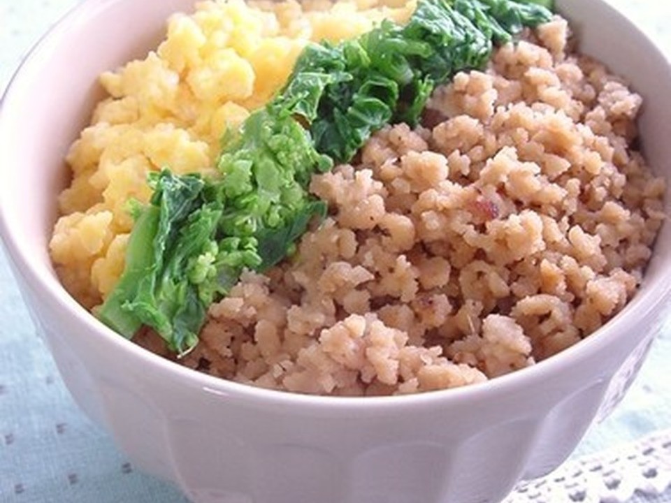 高野豆腐の３色そぼろ丼