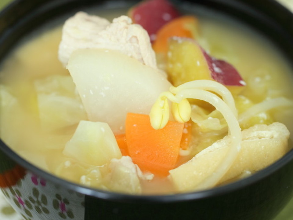 根菜類と豆もやしの酒粕で作る豚汁
