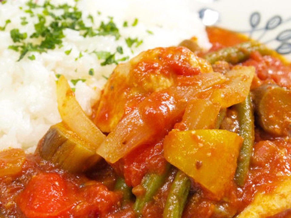 スパイシー 鶏肉と夏野菜のトマト煮込み