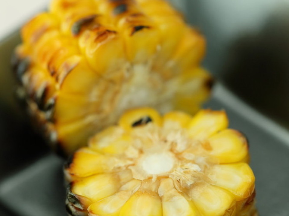 香ばしいカホリの焼きとうもろこし
