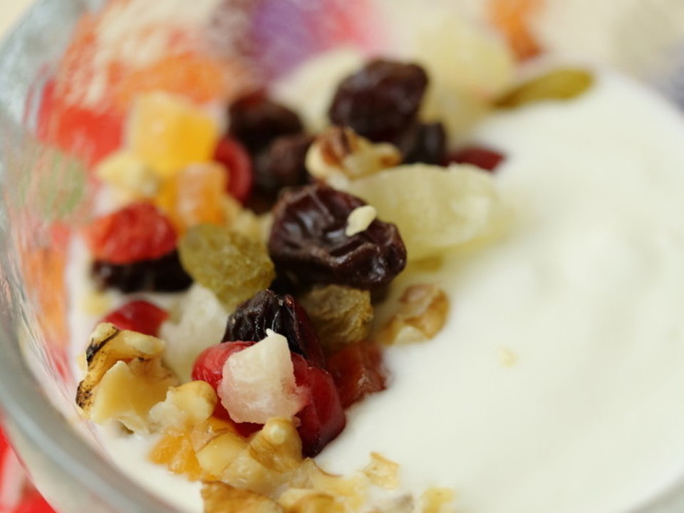 ドライフルーツとクルミとともにヨーグルト