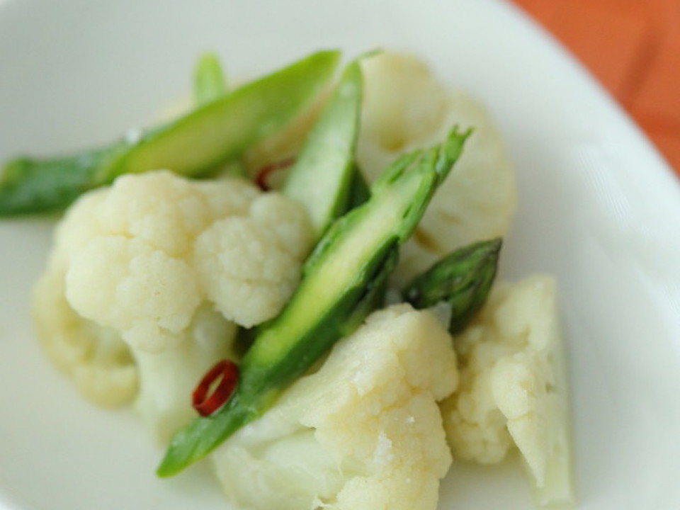 カリフラワーとアスパラのガーリックソテー