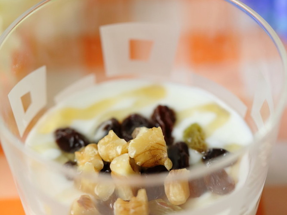 レーズンとくるみと食べるハニーヨーグルト