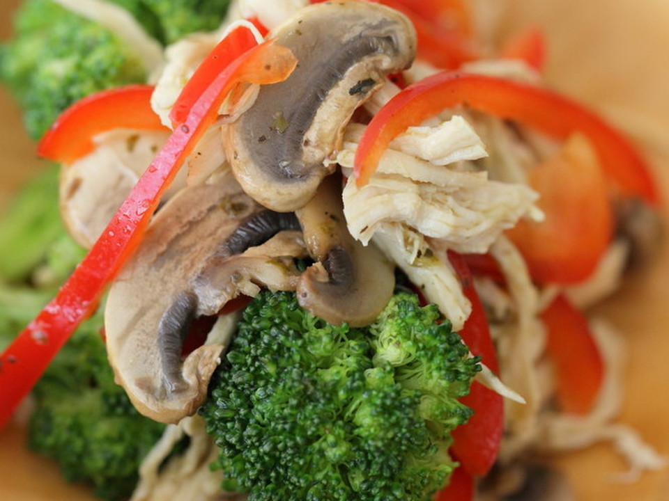 ささみとお野菜をバジルソースで和えて