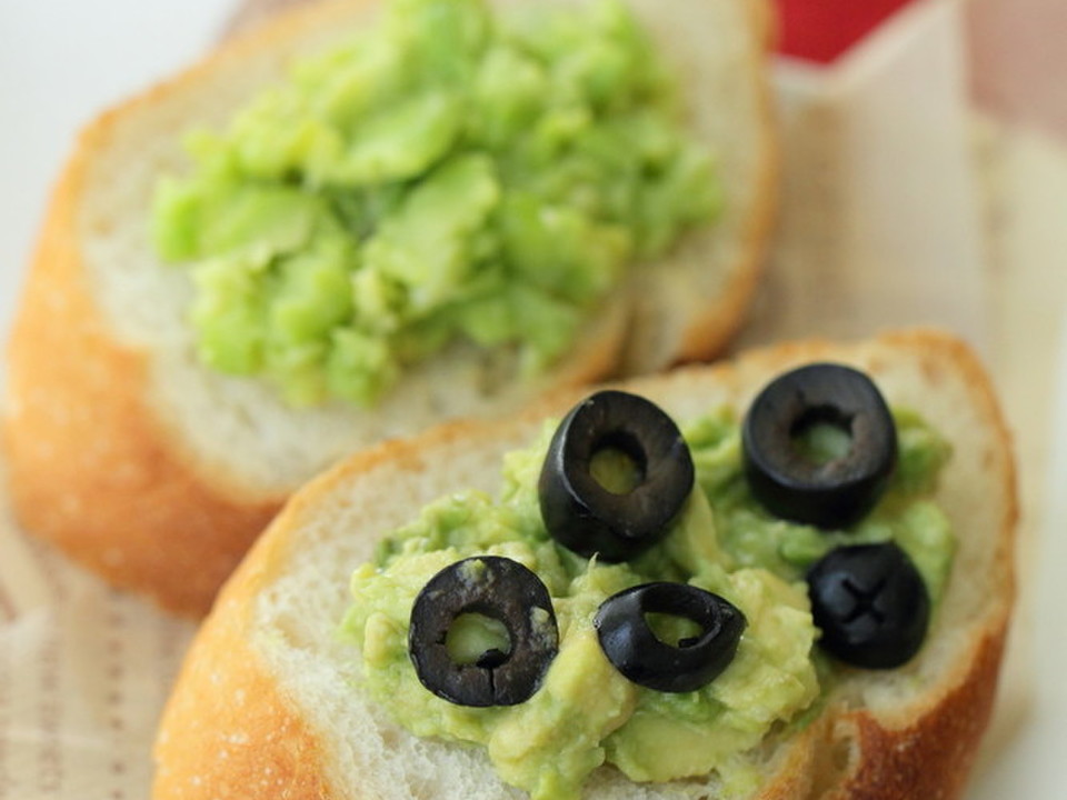 フランスパン2種のグリーンディップのせ