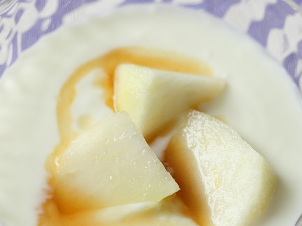 洋ナシ入りヨーグルトメープルシロップがけ