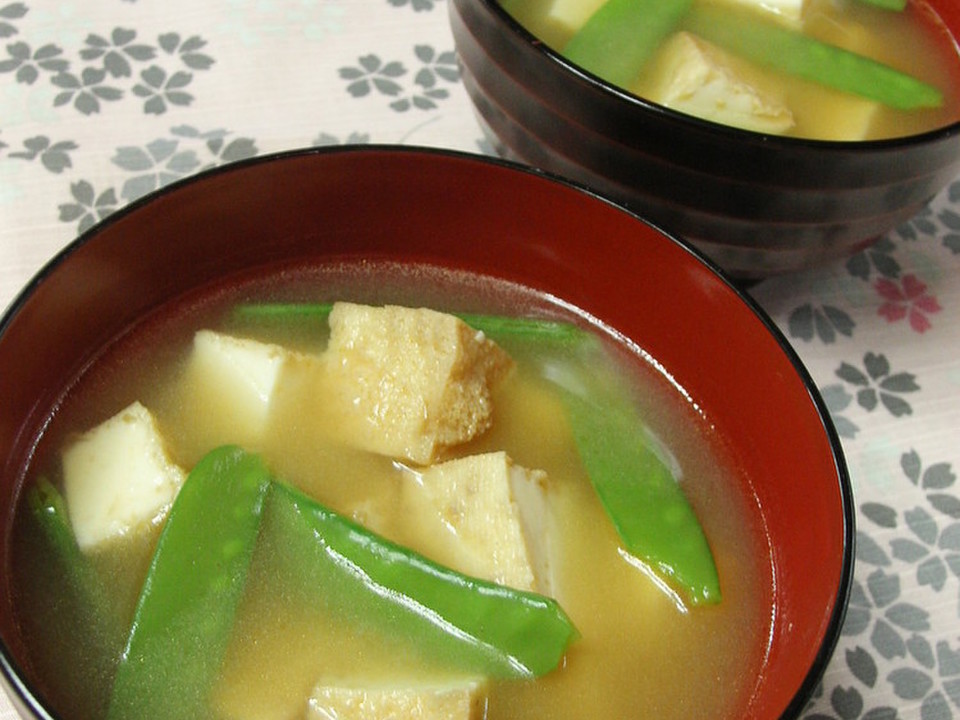 エンドウと厚揚げのおみそ汁
