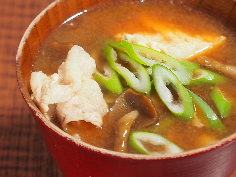 なめこと豚肉の味噌汁
