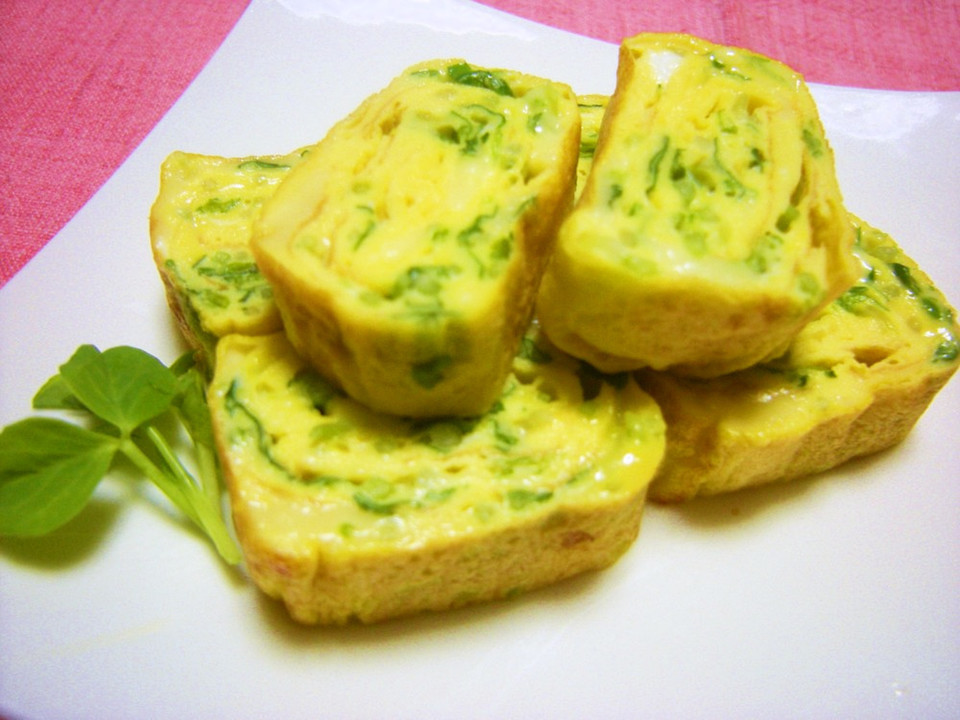 お弁当にも 豆苗とチーズの卵焼き